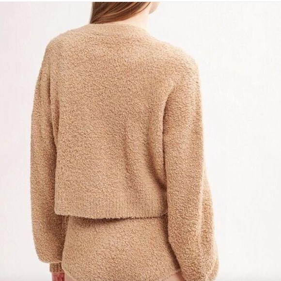 Le Ore Camel Colored Cardigan and Hot Pants Set - COZY - Picture 2 of 8